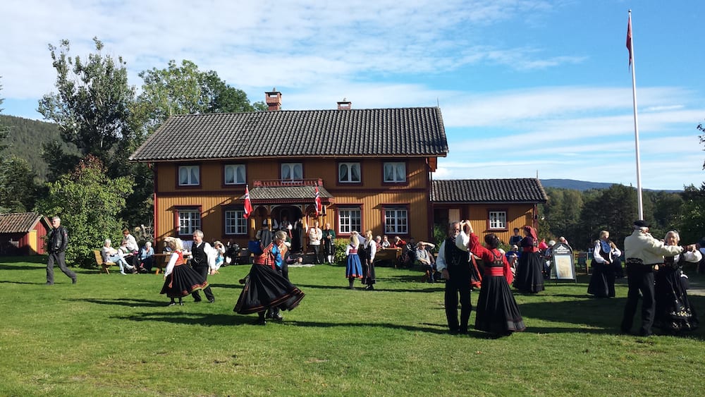 Dans i tunet på Evju Bygdetun