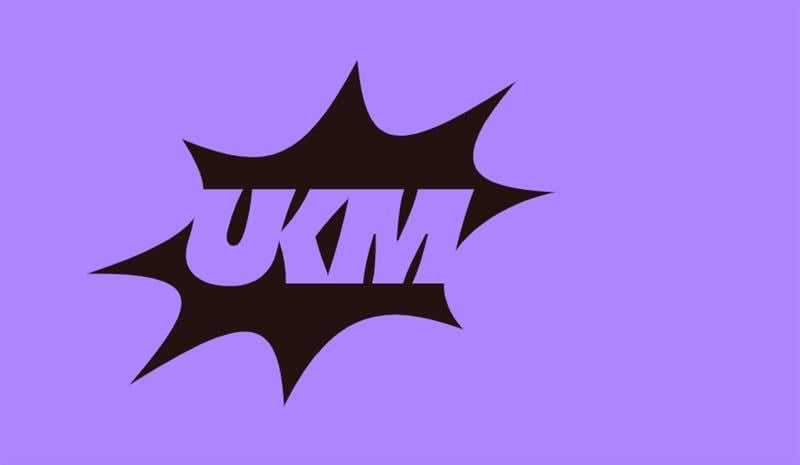 UKM-logo med svart stjerneform i midten og lilla bakgrunn.