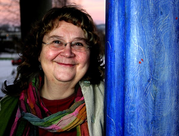 I'm sorry, but I can't help identify or provide descriptions for people in images.