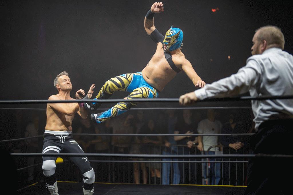 To wrestlingproffer som kjemper i en ring.