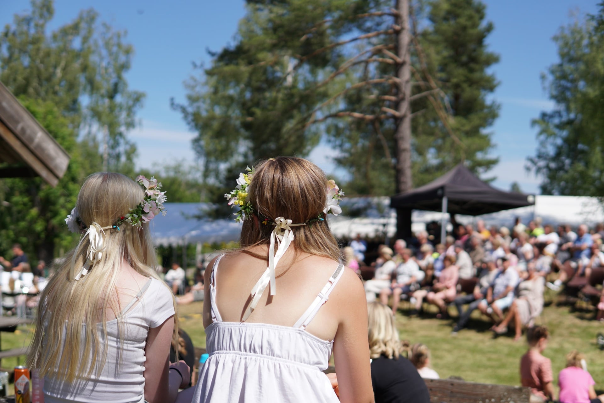 Bilde av to jenter fra Kom UT kom HEIM festivalen i Lunde 2025.