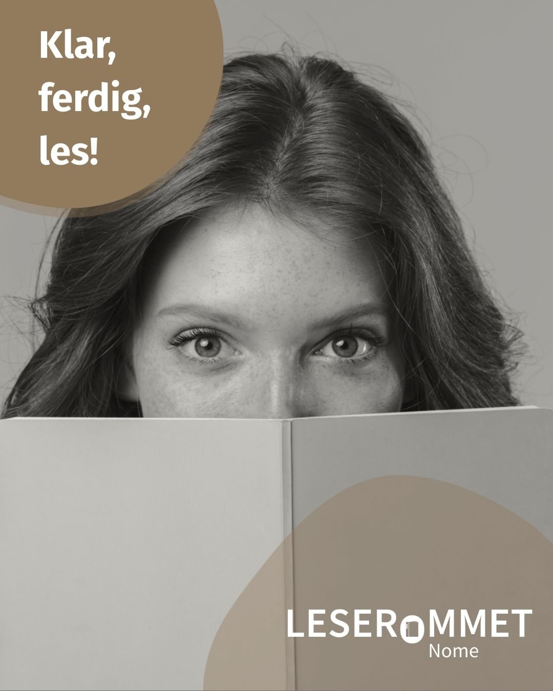 Kvinne leser en bok, tekst Klar, ferdig, les! og LESEROMMET Nome i bildet.