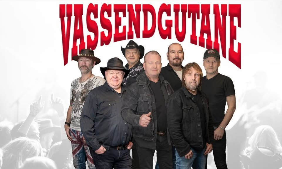 Gruppebilde av Vassendgutane, et norsk band med flere medlemmer iført casual antrekk og hatt.