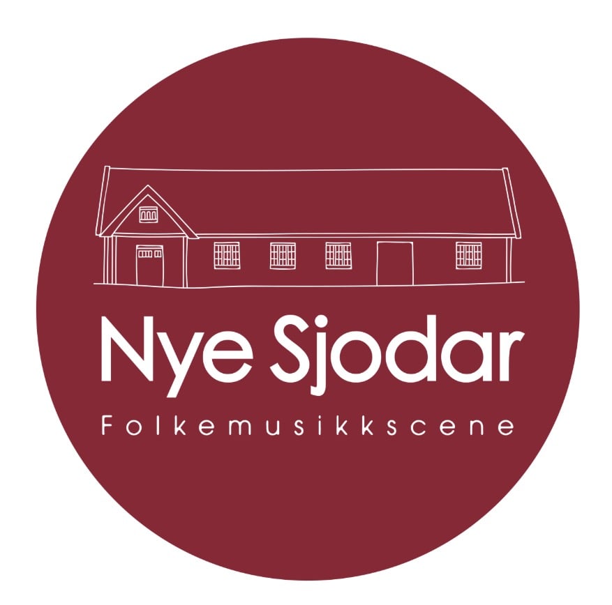 Logo av Nye Sjodar folkemusikkscene med valmuerød sirkel og hvite tegninger av bygning og tekst.