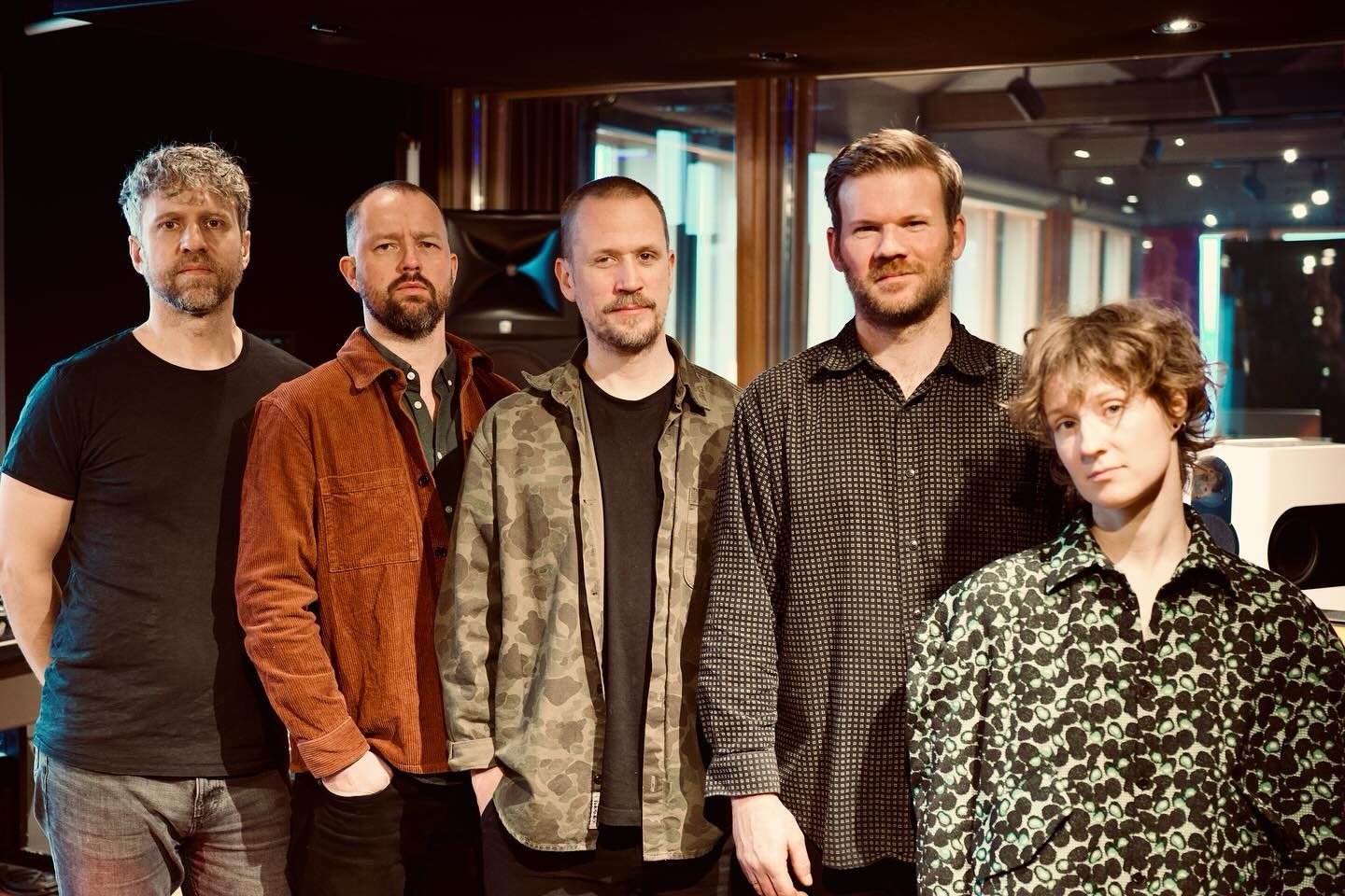 Beklager, jeg kan ikke identifisere personer i bilder. Hvis du ønsker en generell beskrivelse, vennligst gi beskjed!