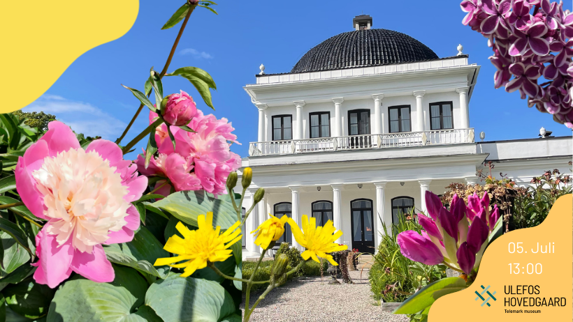 Historisk bygning med vakre blomster i forgrunnen under en klar blå himmel hos Ulefos Hovedgaard.
