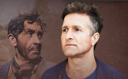 En moderne skuespiller som fremfører karakterer inspirert av historiske figurer.