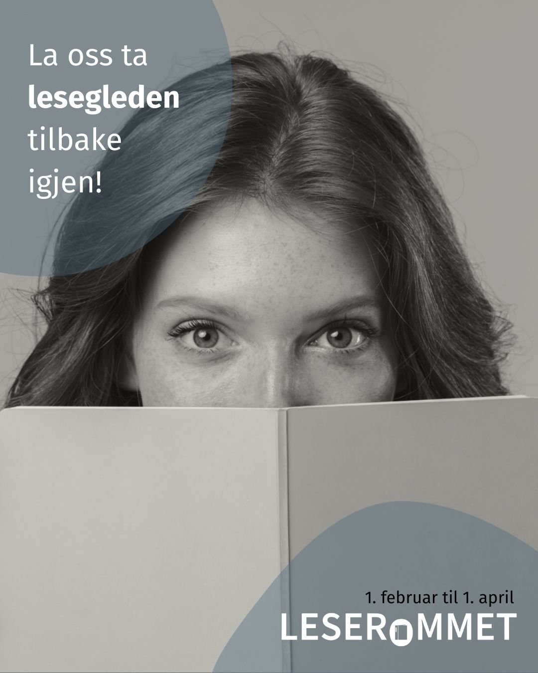 Kvinne som holder en bok og smiler, oppfordrer til leseglede i Leserommet fra 1. februar til 1. april.