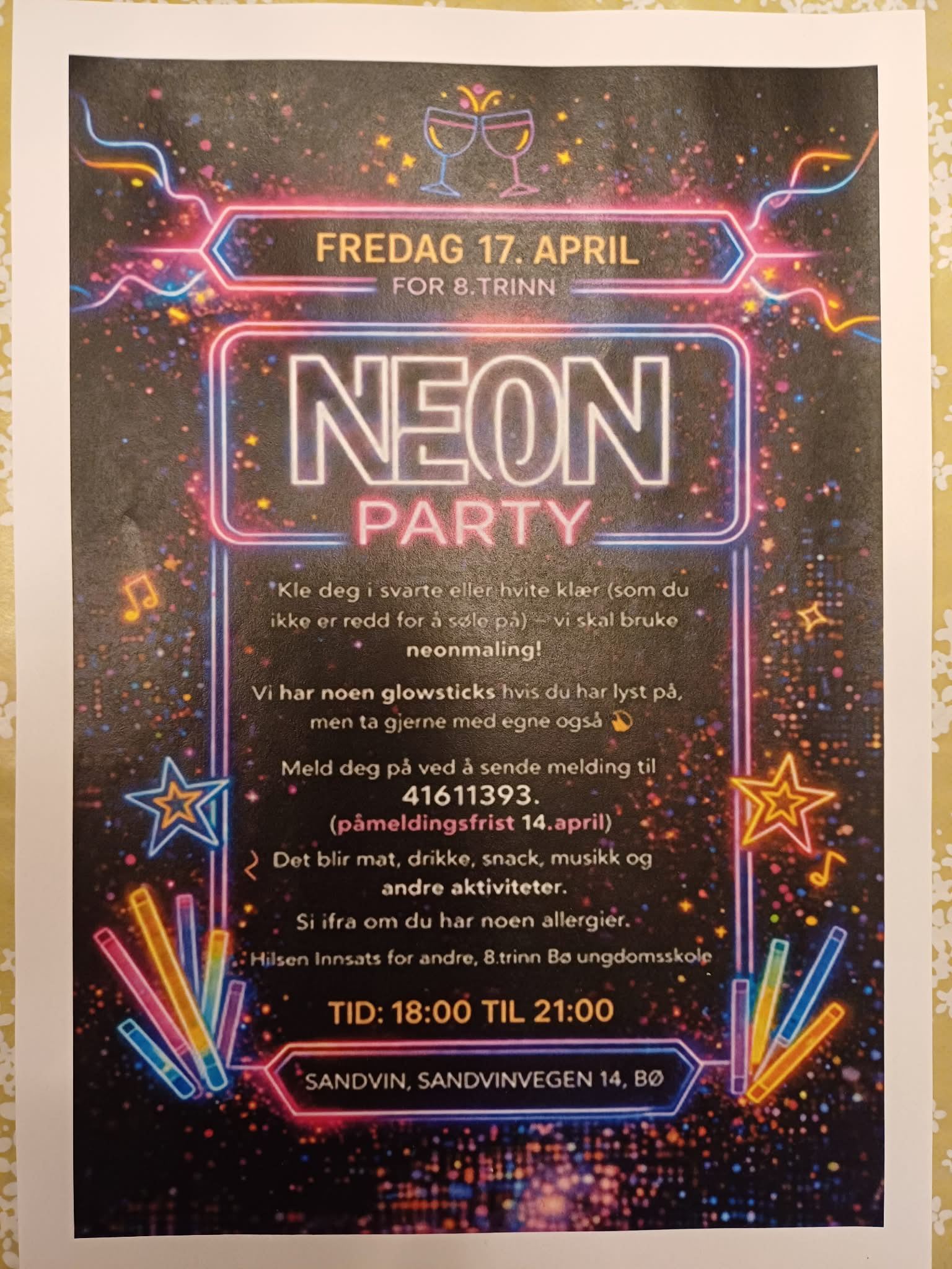Plakat for Neon Party, 17. april, for 8. trinn med aktiviteter, mat og musikk i Sandvin, Bø. Tid: 18:00 - 21:00.