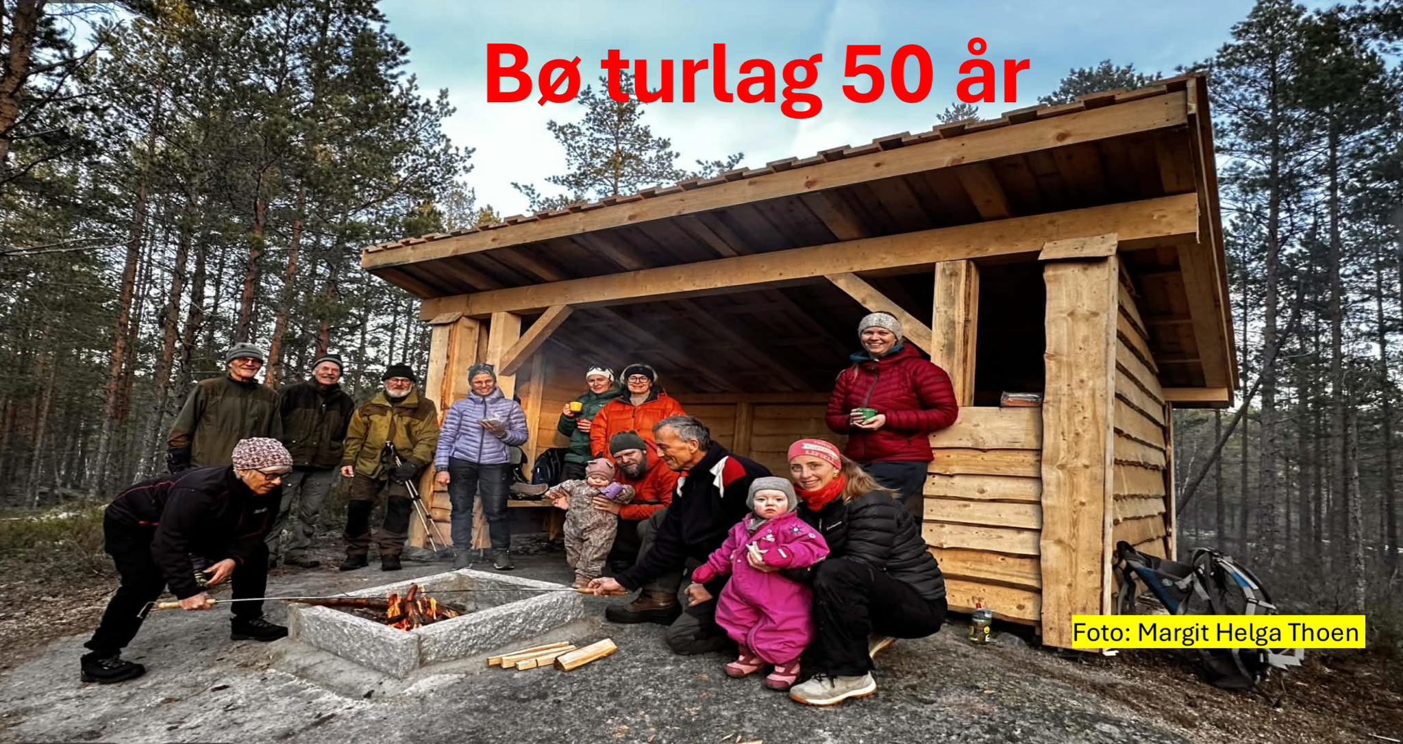 Bilde av Bø turlag som feirer 50 år med grilling og glede i skogen. Fellesskap og naturopplevelser i fokus.