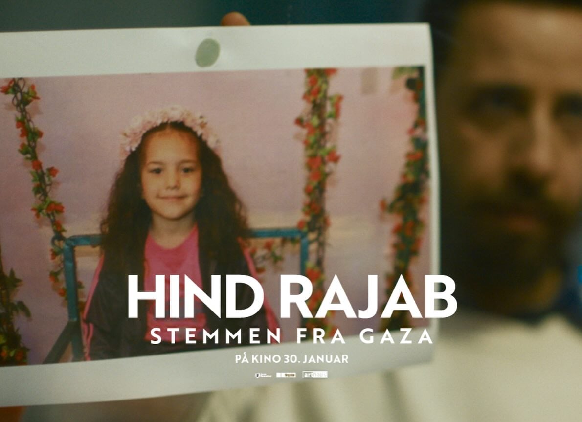 Bilde av en jente med blomsterkrans som holder et fotografi. Filmplakat for Hind Rajab: Stemmen fra Gaza.