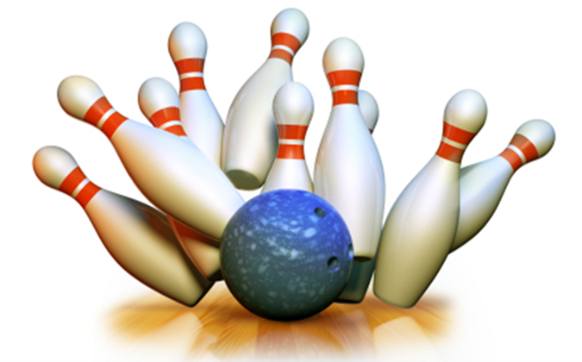 Kule og kjegler i bowling, med flere kjegler som velter rundt kulen på banen.