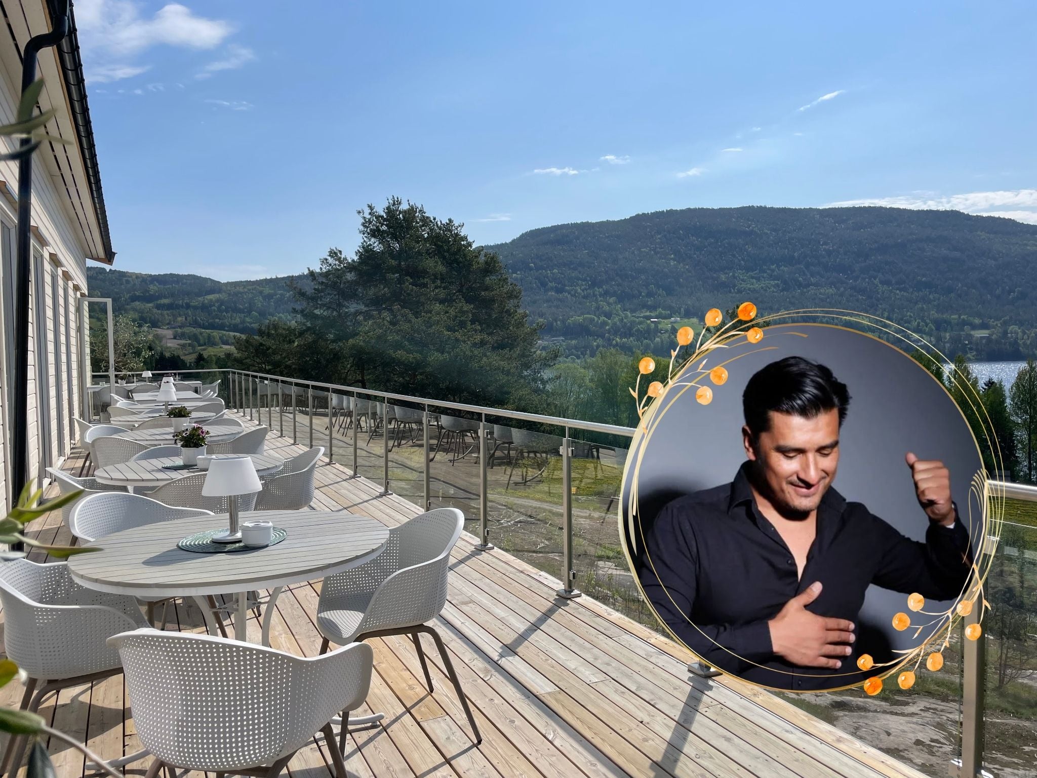 Balkong med moderne møbler og vakker utsikt over fjellet, perfekt for avslapning og sosialt samvær.