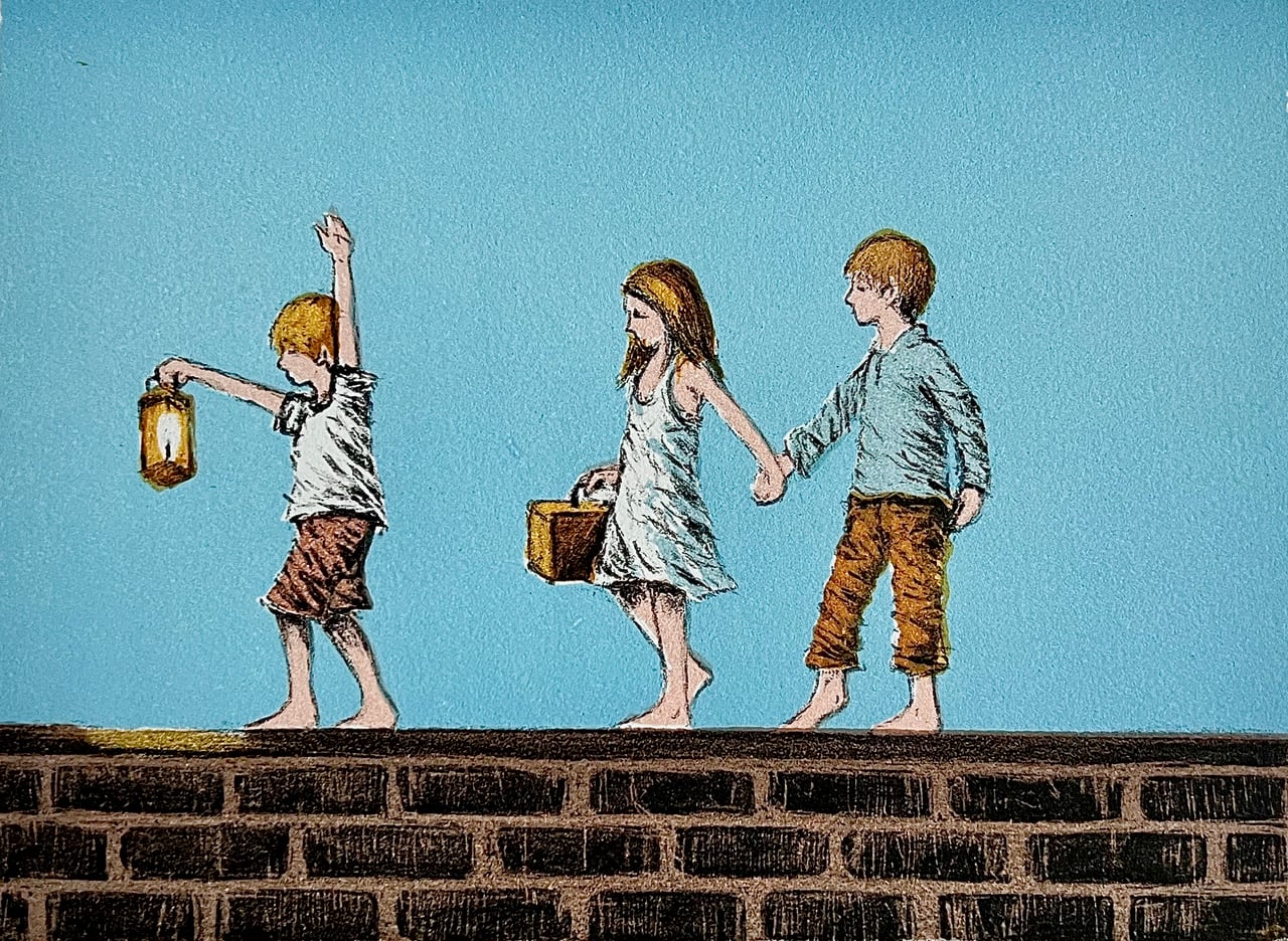 Tre barn går på en mur, den ene med en lyskilde, den andre holder en kurv, på en klar blå himmel.