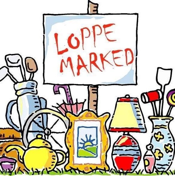 Fargerik illustrasjon av et loppemarked med diverse skatter som lamper, keramikk og gamle verktøy.